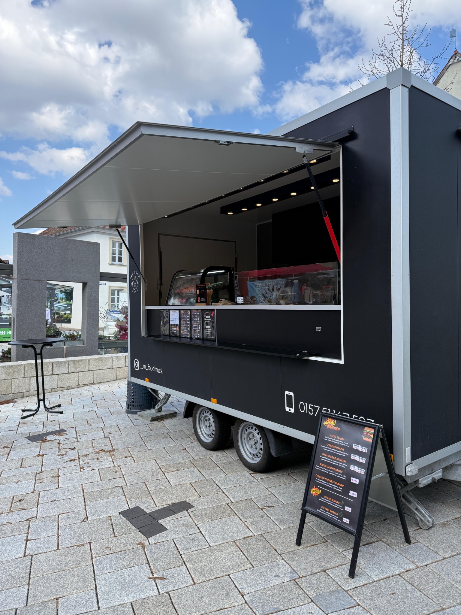 Eleganter schwarzer J&M Foodtruck