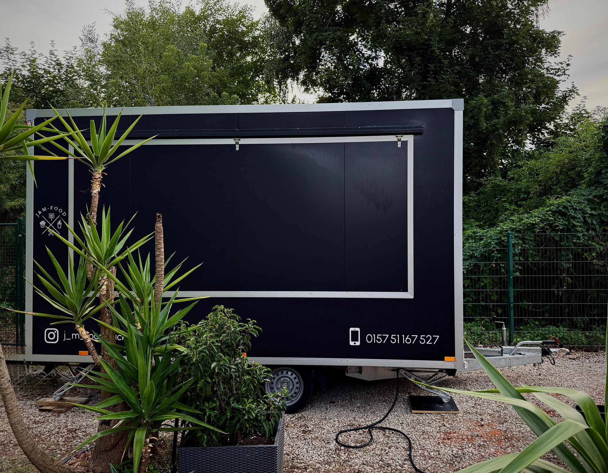 J&M Foodtruck an einem festen Standort